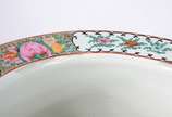 Cachepot de porcelana oriental decorado com flo... - Cachepot de porcelana oriental decorado com flores e figuras típicas em policromia, base de madeira. Apresenta restauro.