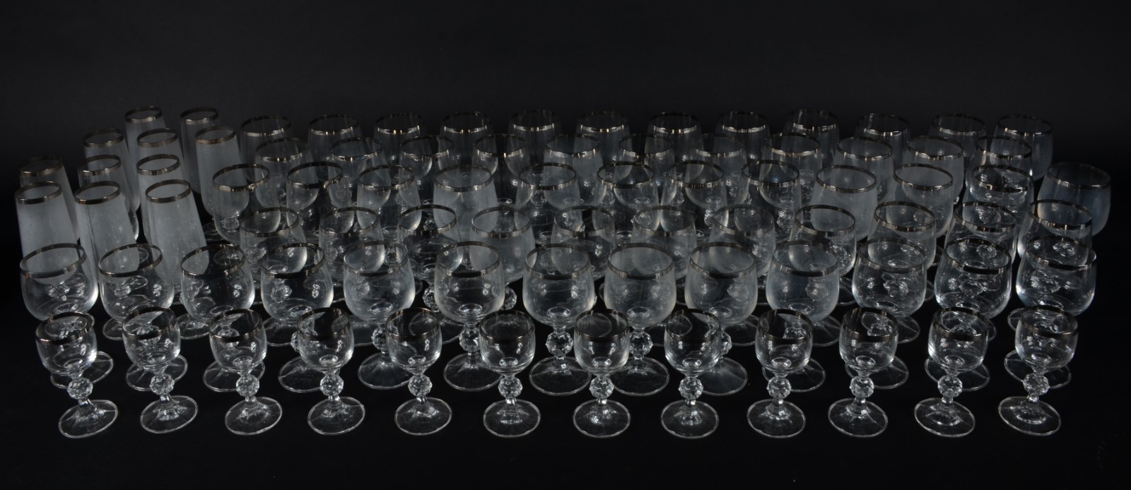 Serviço de cristal da Bohemia (com mofo), composto de: 11 flutes, 12... - foto 1 de 3