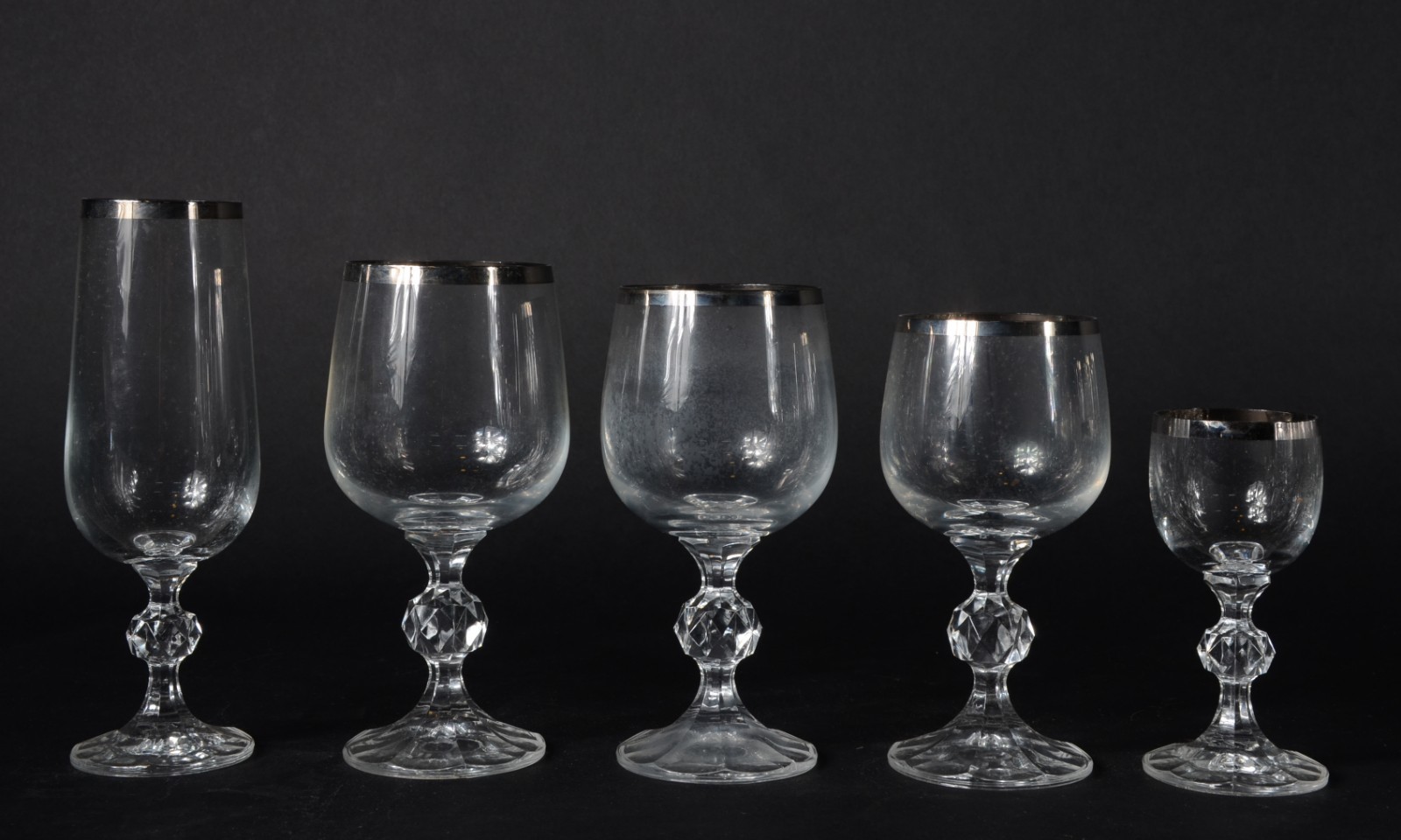 Serviço de cristal da Bohemia (com mofo), composto de: 11 flutes, 12... - foto 2 de 3