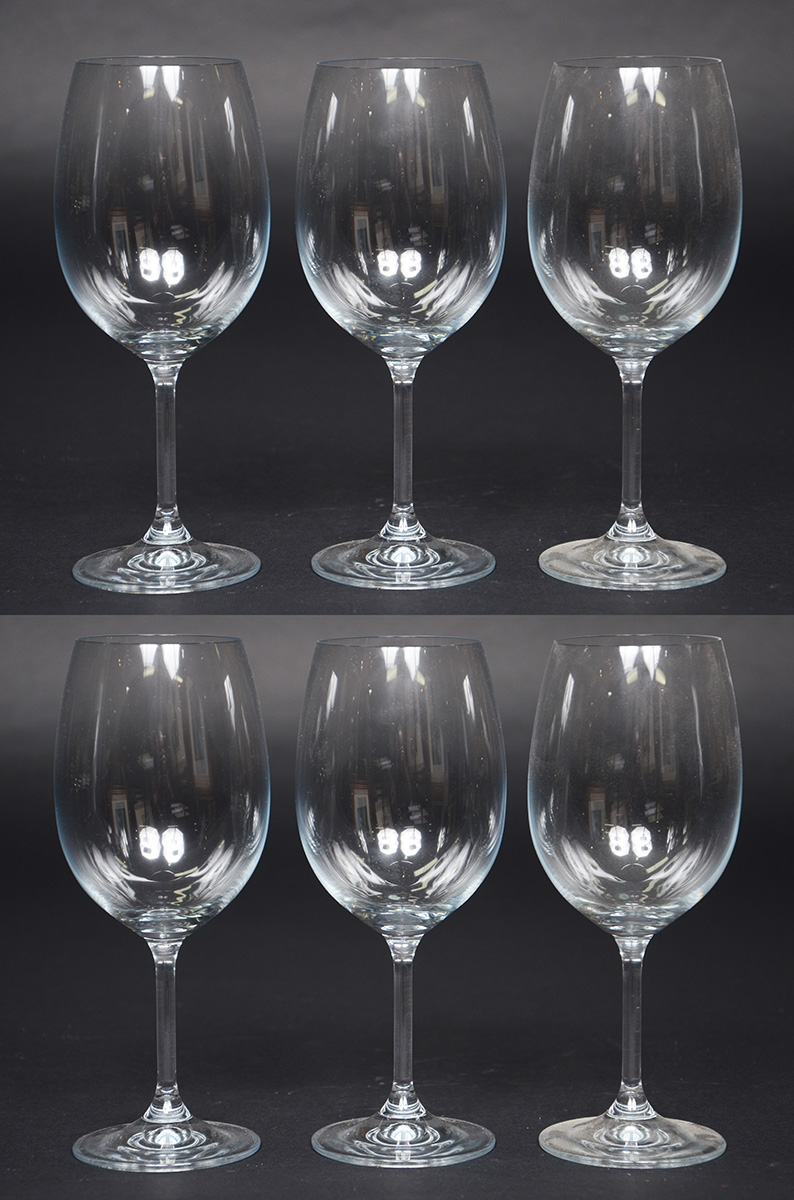 Seis cálices de cristal tcheco liso para vinho.