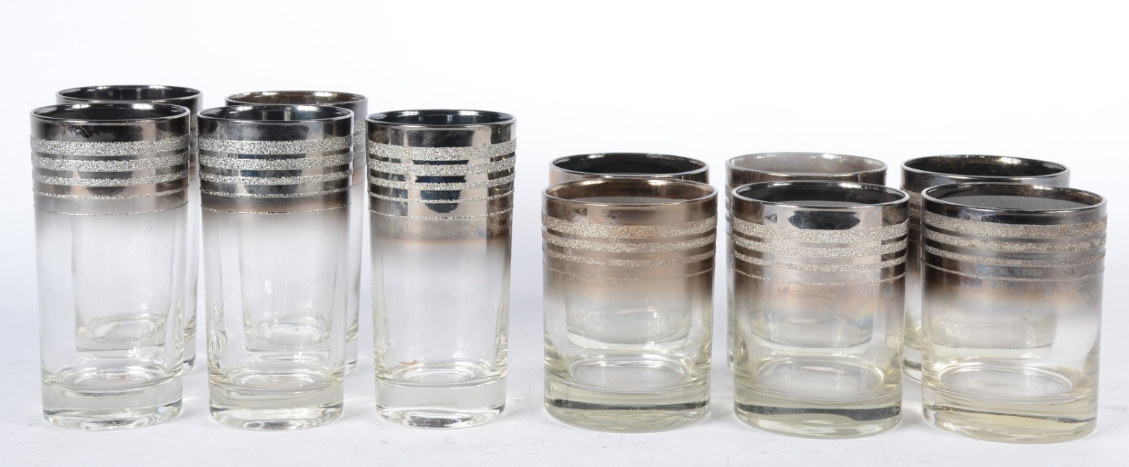 Conjunto de copos de vidro com frisos prateados, composto de: 6 copos... - foto 1 de 3