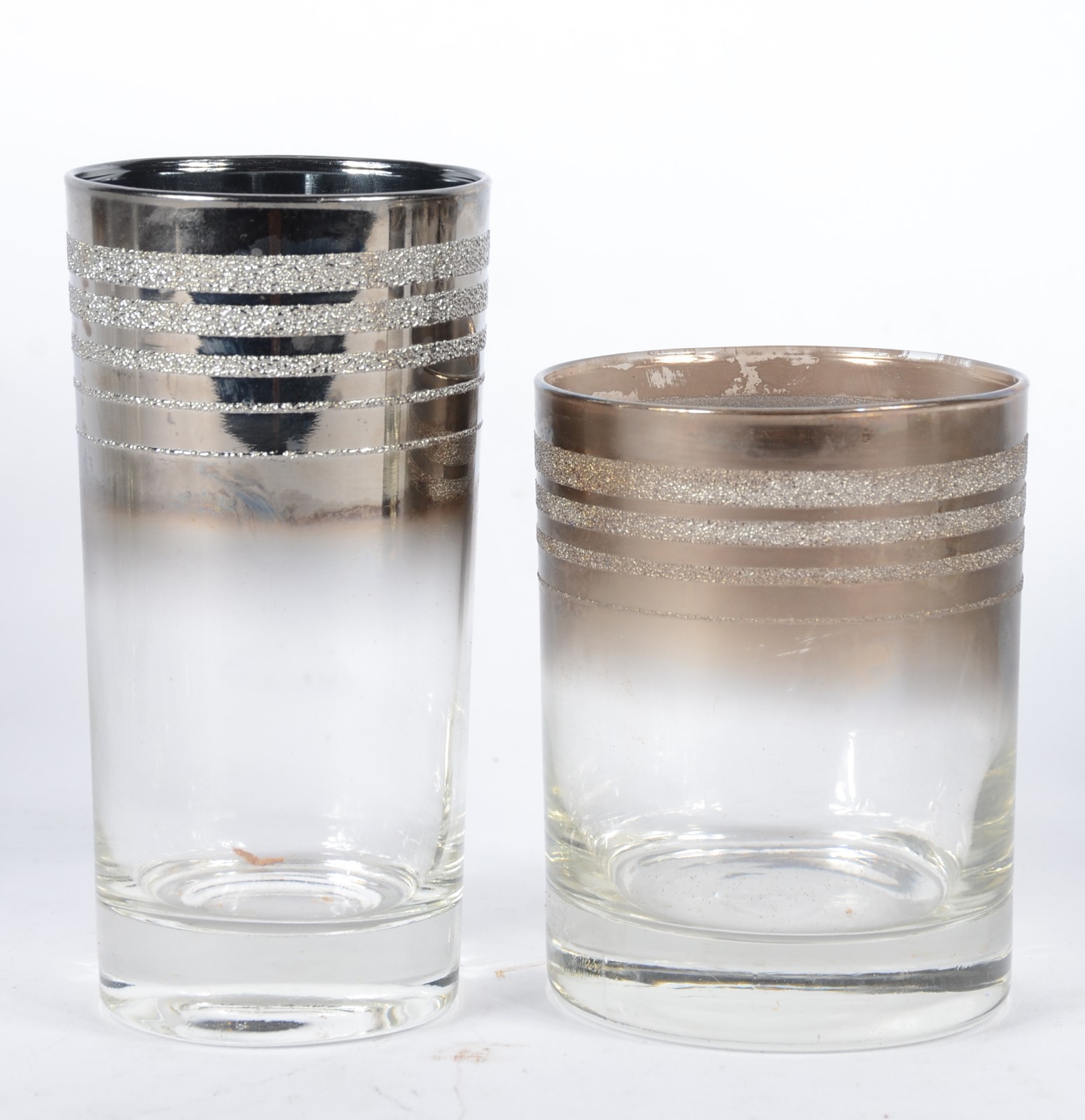 Conjunto de copos de vidro com frisos prateados, composto de: 6 copos... - foto 3 de 3