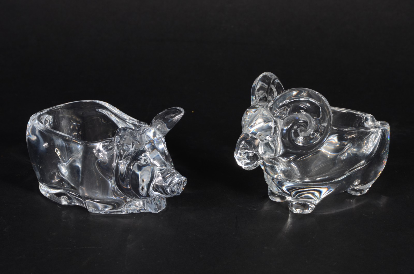 Duas esculturas de cristal, sendo: carneiro e porco. - foto 1 de 7
