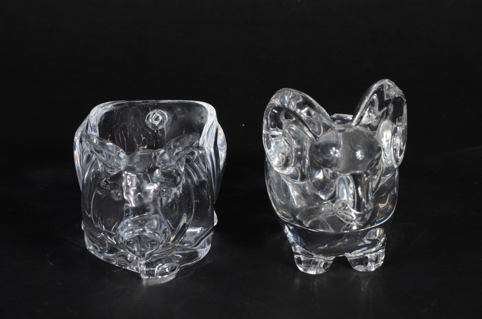 Duas esculturas de cristal, sendo: carneiro e porco. - foto 2 de 7