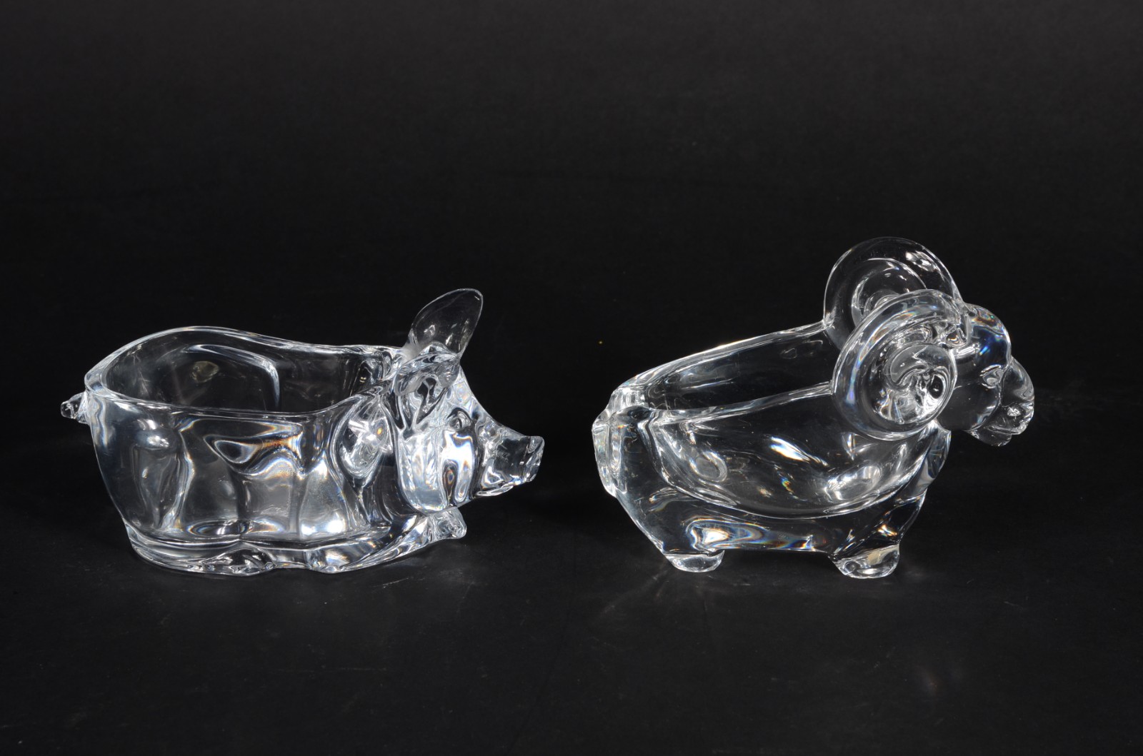 Duas esculturas de cristal, sendo: carneiro e porco. - foto 7 de 7
