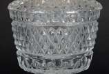 Compoteira de cristal europeu lapidado, pega da... - Compoteira de cristal europeu lapidado, pega da tampa na forma de pirâmide facetada.