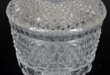 Compoteira de cristal europeu lapidado, pega da... - Compoteira de cristal europeu lapidado, pega da tampa na forma de pirâmide facetada.