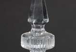 Compoteira de cristal europeu lapidado, pega da... - Compoteira de cristal europeu lapidado, pega da tampa na forma de pirâmide facetada.