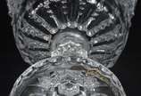 Compoteira de cristal europeu lapidado, pega da... - Compoteira de cristal europeu lapidado, pega da tampa na forma de pirâmide facetada.