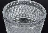 Compoteira de cristal europeu lapidado, pega da... - Compoteira de cristal europeu lapidado, pega da tampa na forma de pirâmide facetada.
