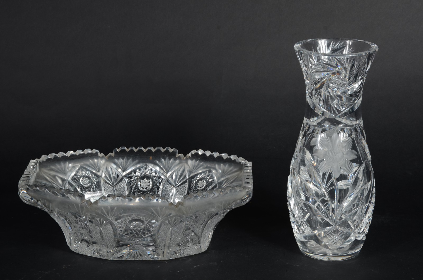 Duas peças de cristal tcheco lapidado, sendo: centro de mesa e vaso... - foto 1 de 8