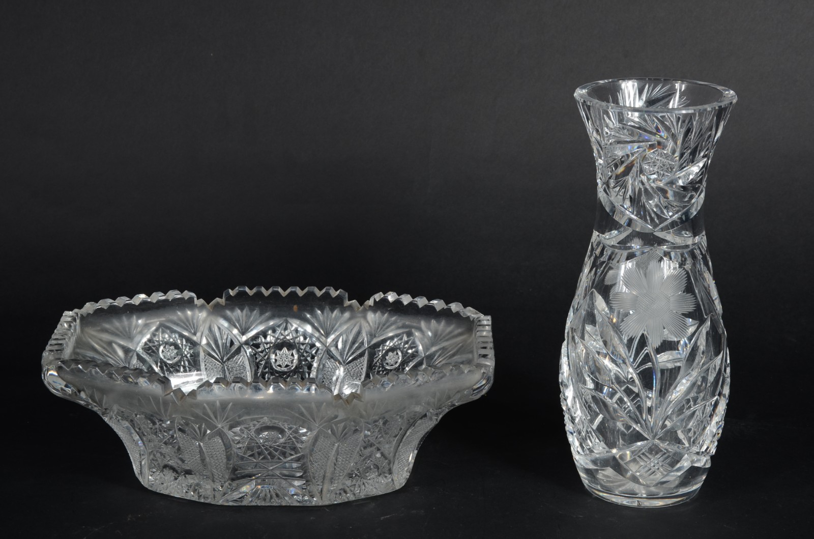 Duas peças de cristal tcheco lapidado, sendo: centro de mesa e vaso... - foto 2 de 8