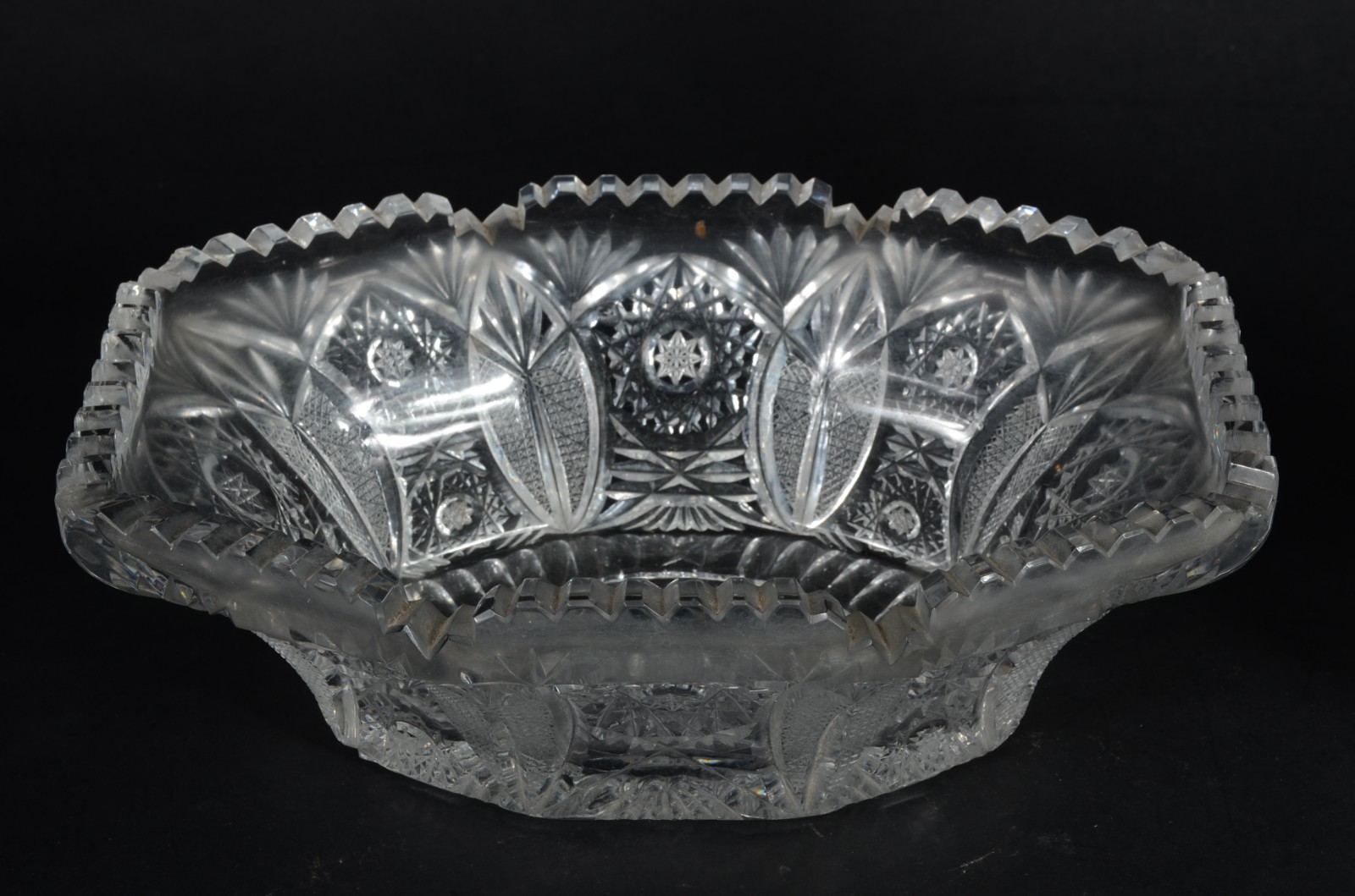 Duas peças de cristal tcheco lapidado, sendo: centro de mesa e vaso... - foto 3 de 8