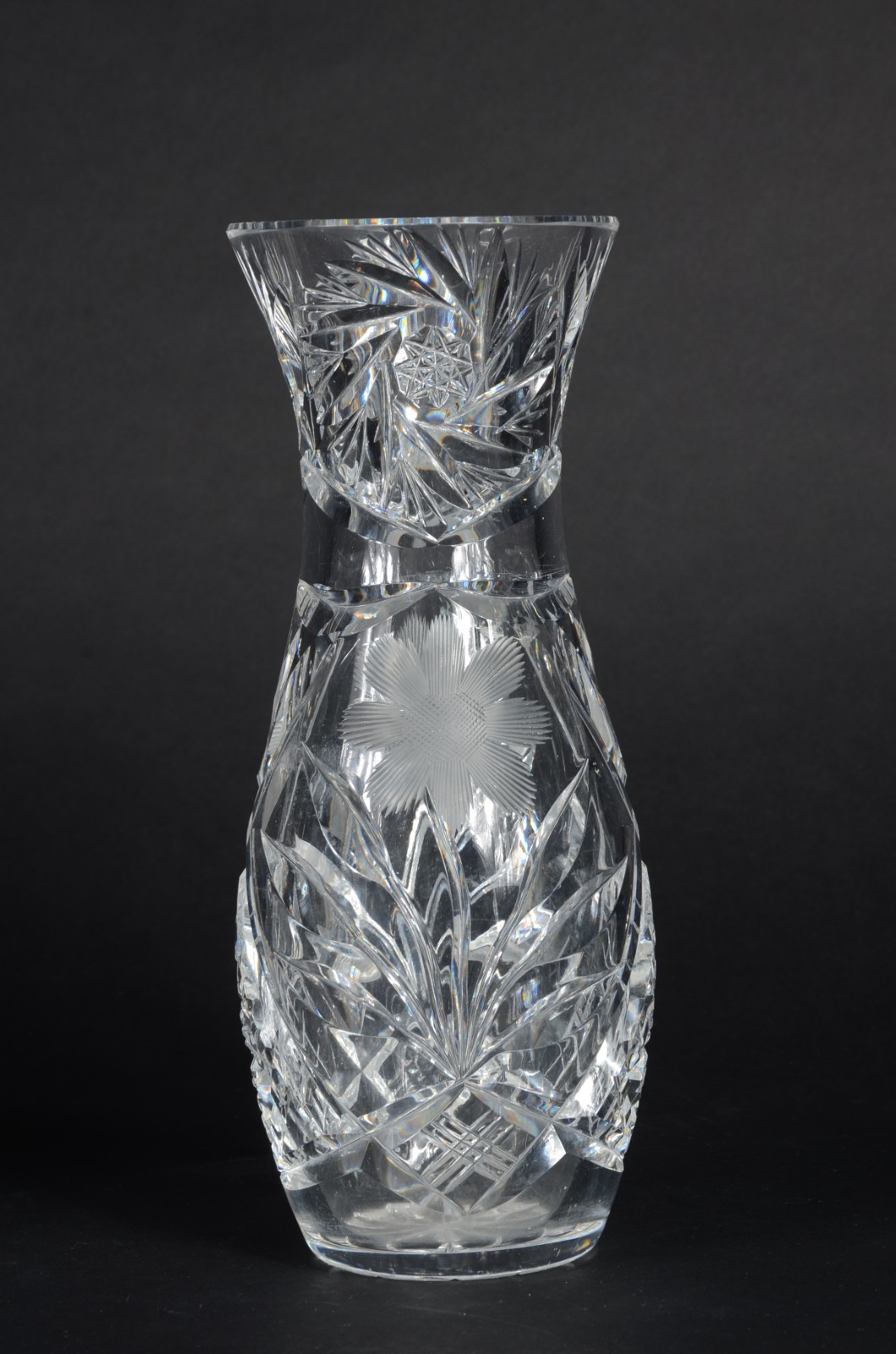 Duas peças de cristal tcheco lapidado, sendo: centro de mesa e vaso... - foto 4 de 8