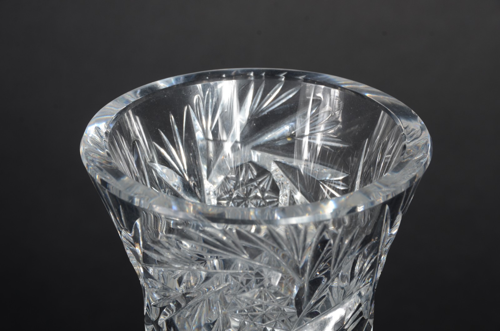Duas peças de cristal tcheco lapidado, sendo: centro de mesa e vaso... - foto 5 de 8
