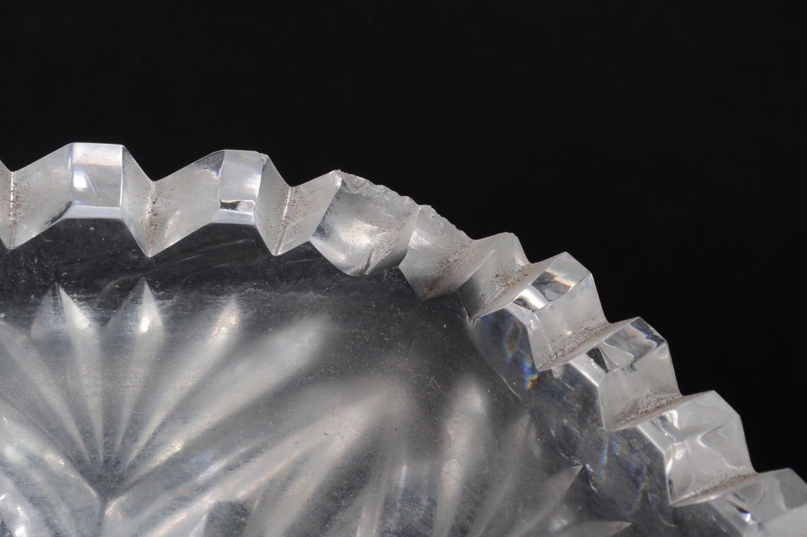 Duas peças de cristal tcheco lapidado, sendo: centro de mesa e vaso... - foto 6 de 8