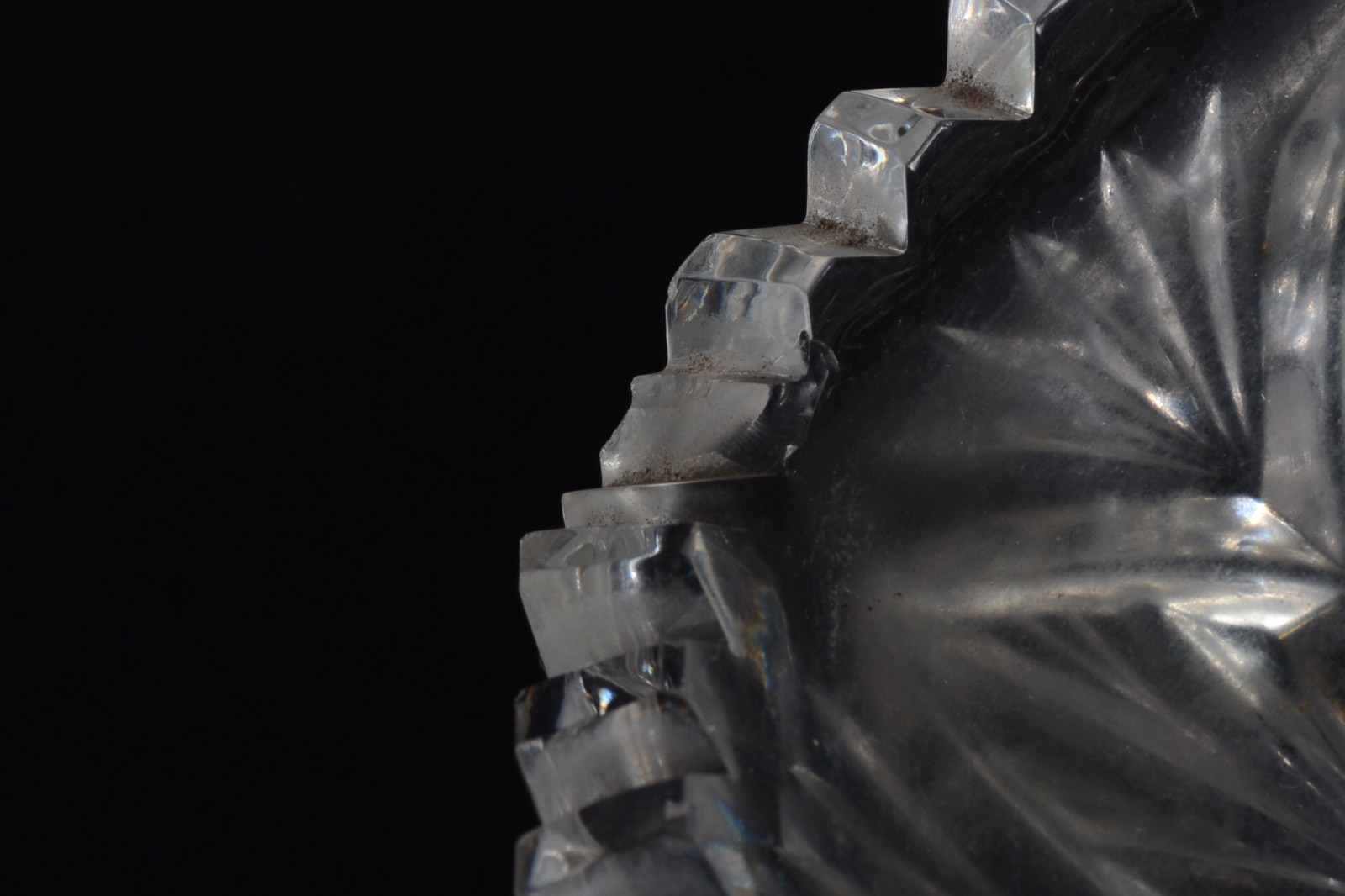 Duas peças de cristal tcheco lapidado, sendo: centro de mesa e vaso... - foto 7 de 8
