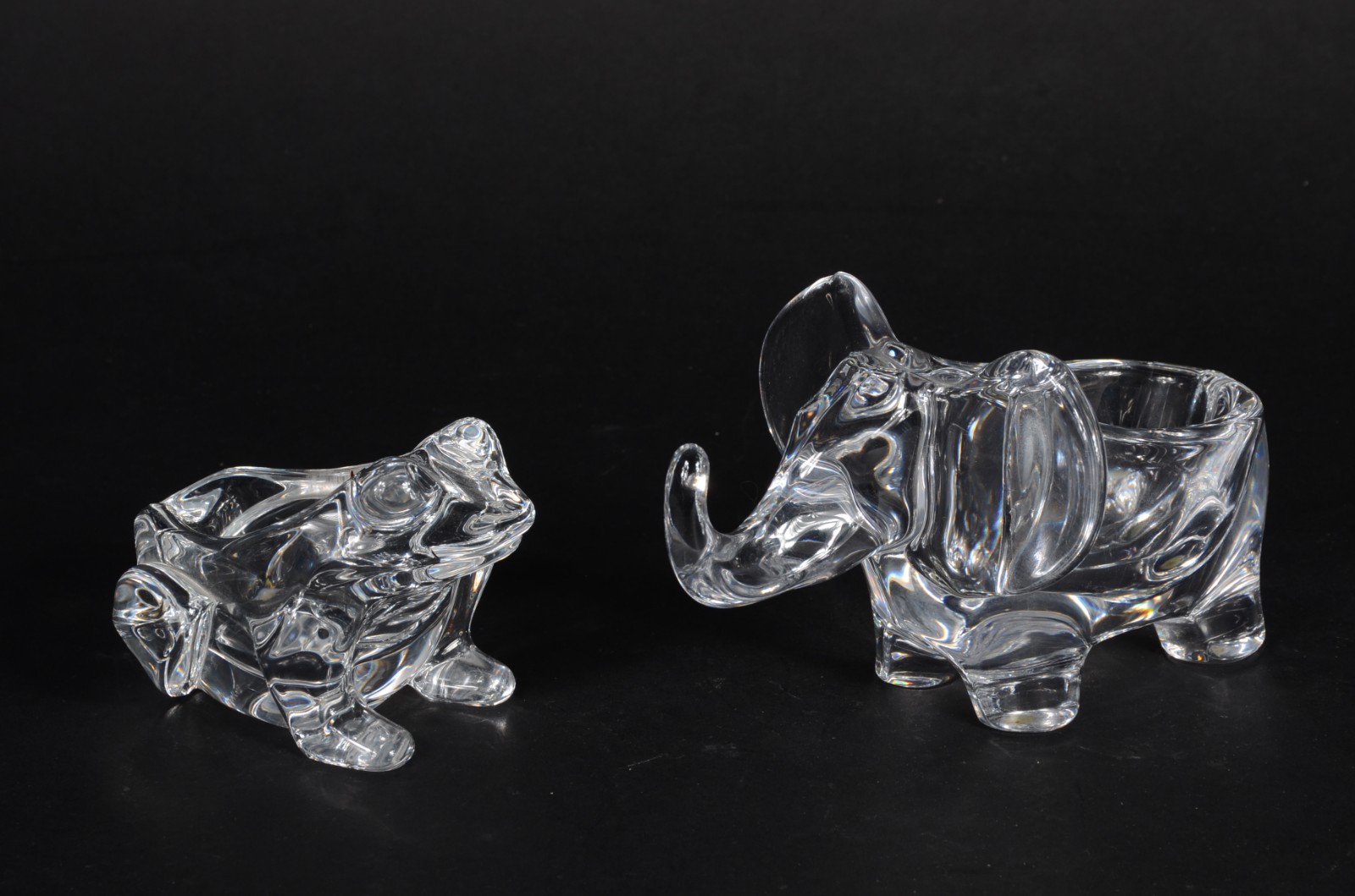 Duas esculturas de cristal francês representando elefante e sapo... - foto 1 de 7
