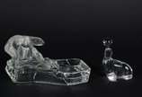 Duas peças, sendo um grupo escultórico de crist... - Duas peças, sendo um grupo escultórico de cristal com figura de urso e outra escultura representando foca.