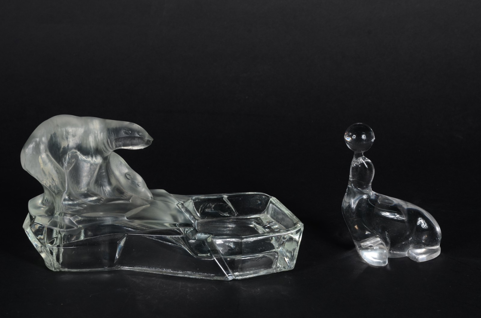 Duas peças, sendo um grupo escultórico de cristal com figura de urso... - foto 1 de 7