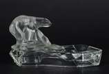 Duas peças, sendo um grupo escultórico de crist... - Duas peças, sendo um grupo escultórico de cristal com figura de urso e outra escultura representando foca.