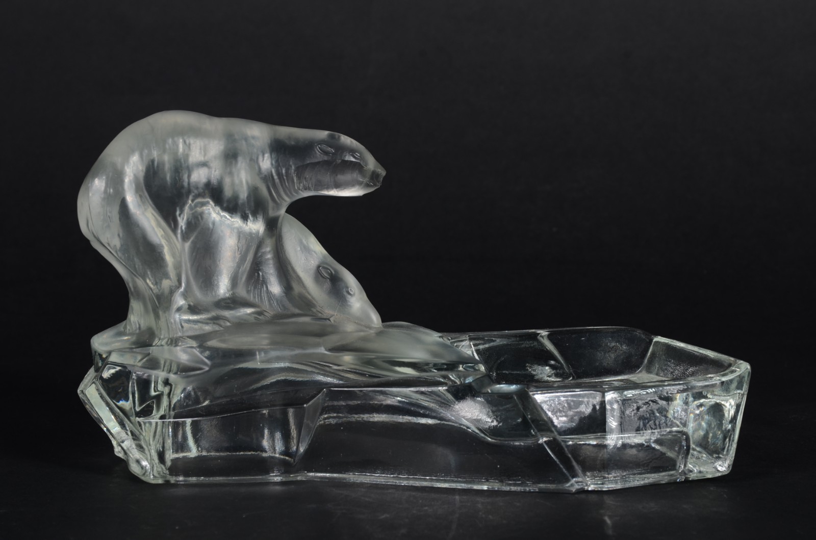 Duas peças, sendo um grupo escultórico de cristal com figura de urso... - foto 2 de 7
