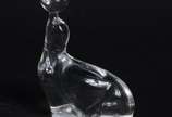 Duas peças, sendo um grupo escultórico de crist... - Duas peças, sendo um grupo escultórico de cristal com figura de urso e outra escultura representando foca.
