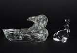 Duas peças, sendo um grupo escultórico de crist... - Duas peças, sendo um grupo escultórico de cristal com figura de urso e outra escultura representando foca.