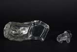 Duas peças, sendo um grupo escultórico de crist... - Duas peças, sendo um grupo escultórico de cristal com figura de urso e outra escultura representando foca.