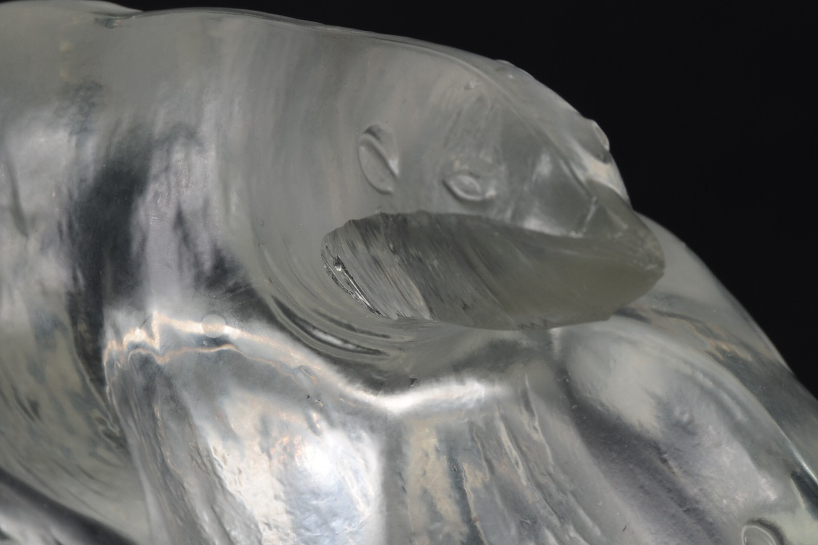 Duas peças, sendo um grupo escultórico de cristal com figura de urso... - foto 6 de 7