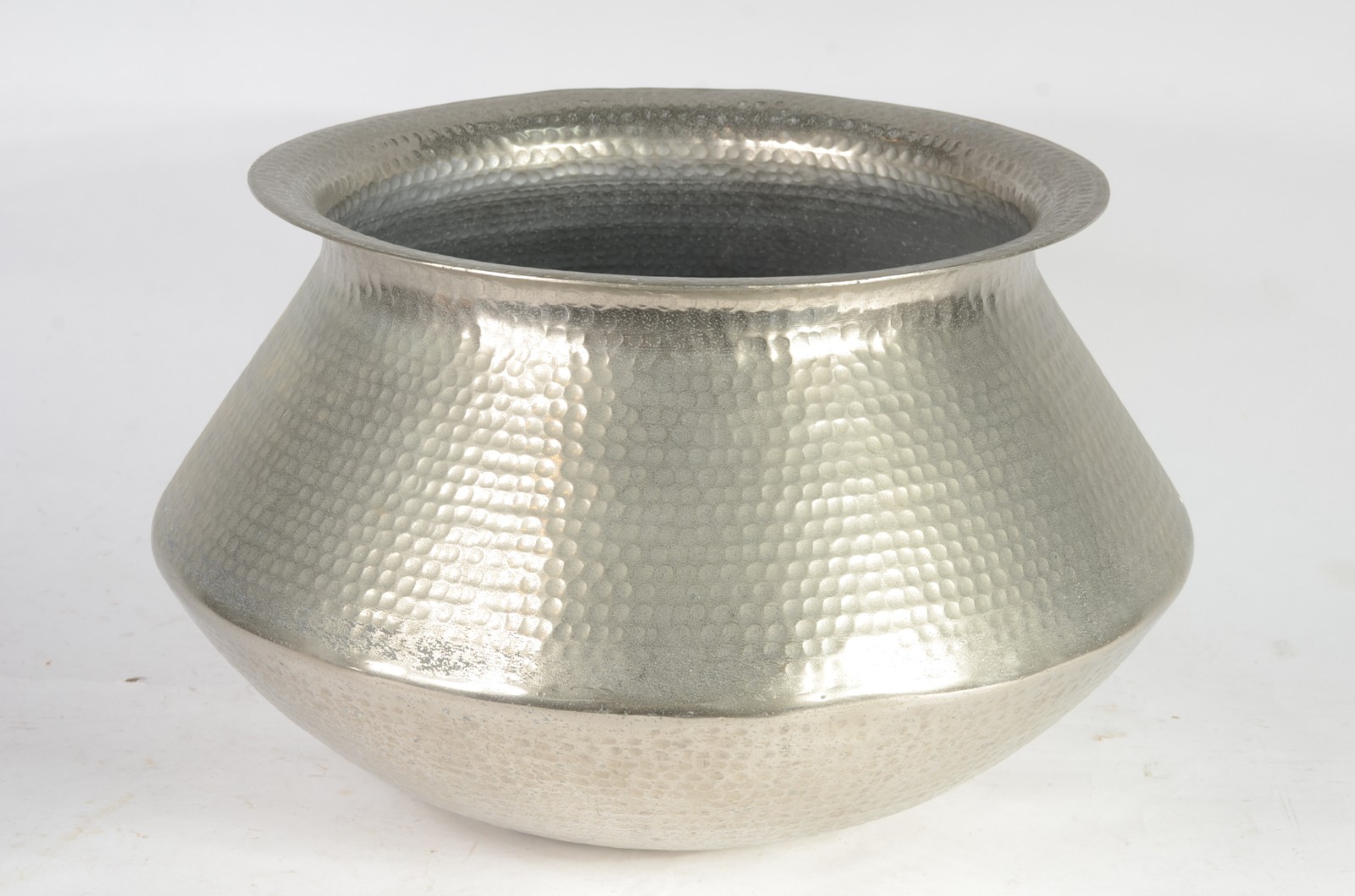 Grande vaso/cachepot de metal martelado. Desgastes. - foto 1 de 5