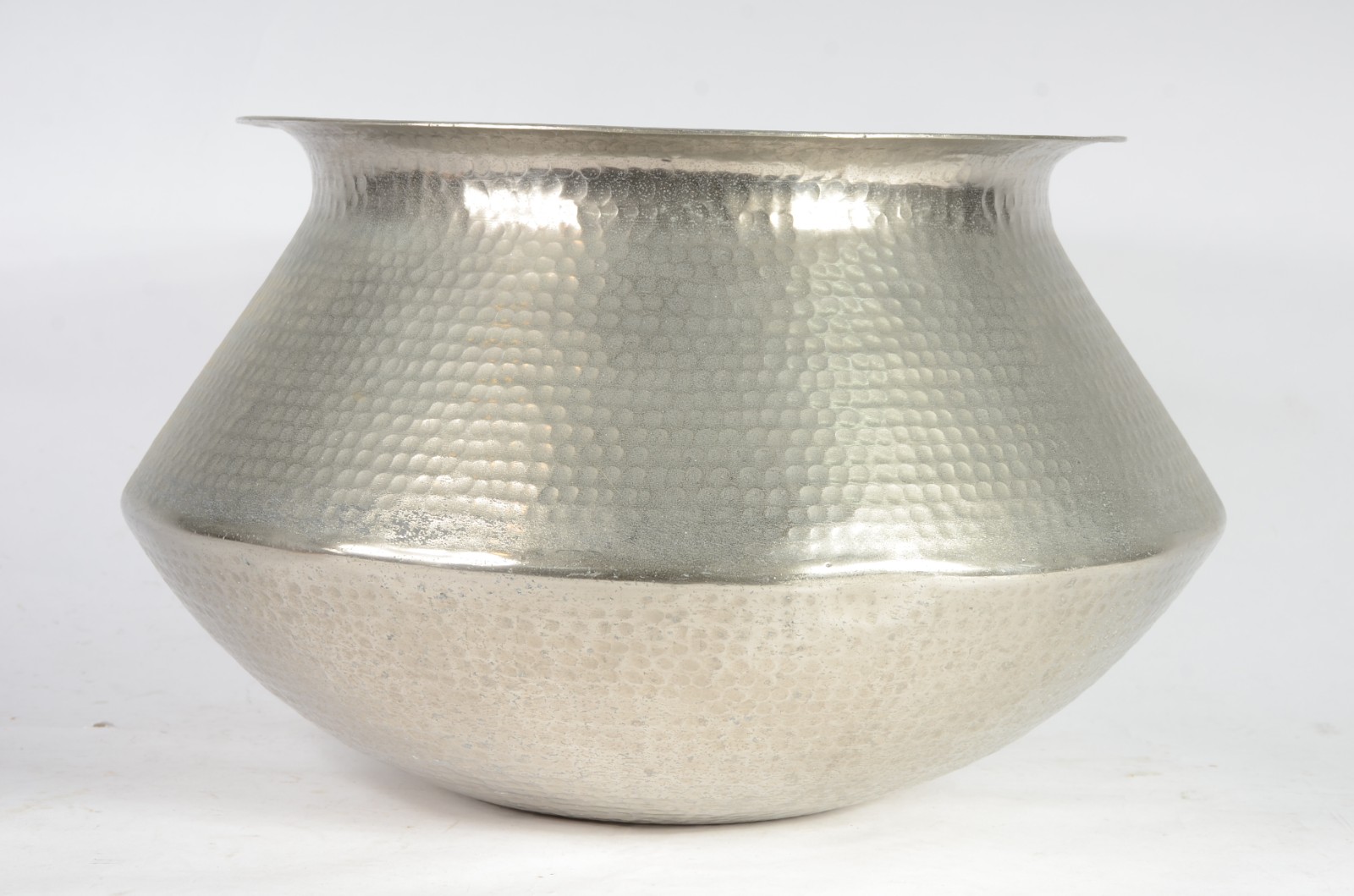Grande vaso/cachepot de metal martelado. Desgastes. - foto 2 de 5