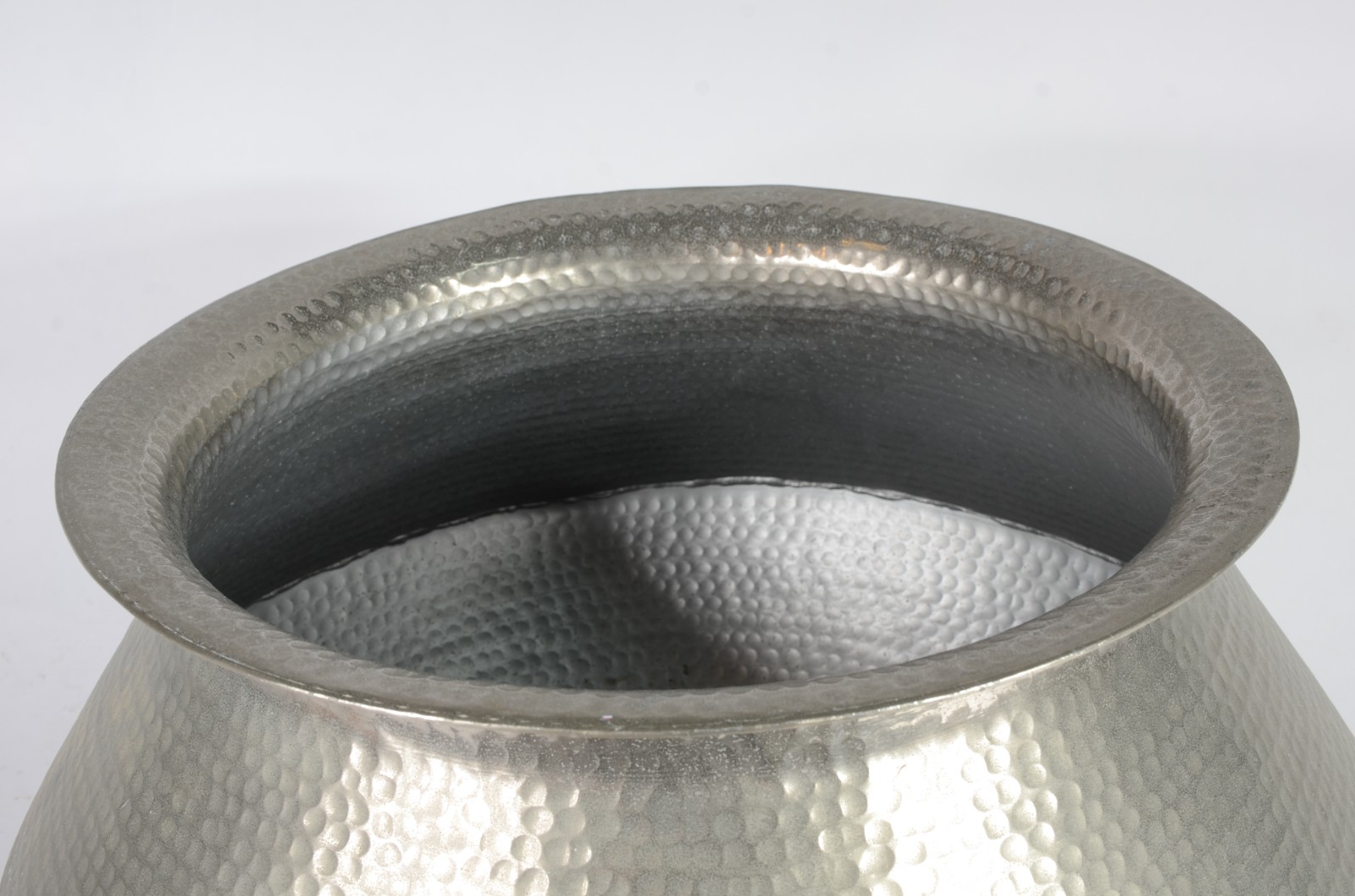 Grande vaso/cachepot de metal martelado. Desgastes. - foto 3 de 5