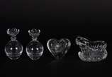 Quatro peças diversas de vidro/cristal, sendo: ... - Quatro peças diversas de vidro/cristal, sendo: dois perfumeiros, enfeite na forma de coração e um porta confeito.