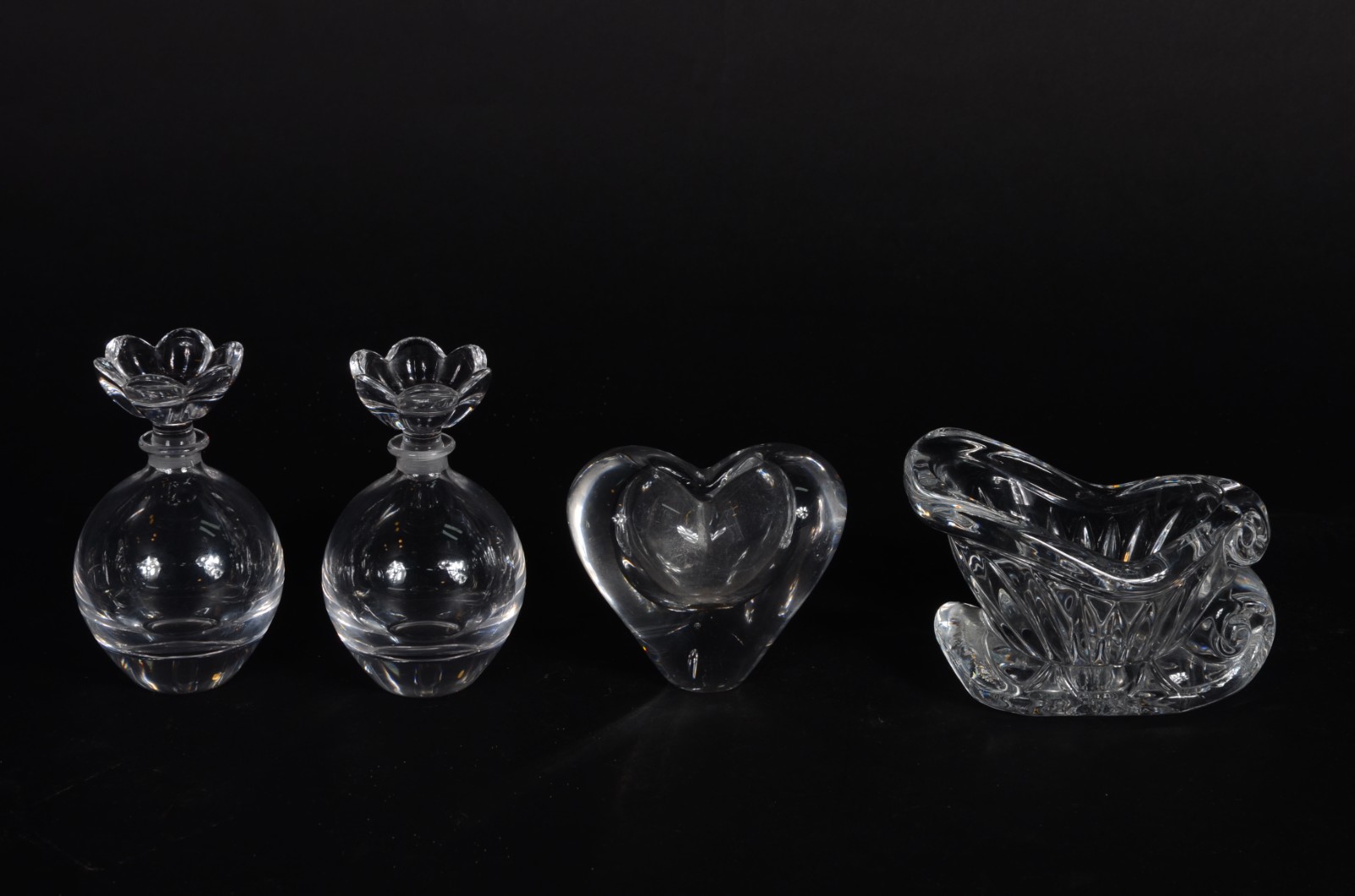 Quatro peças diversas de vidro/cristal, sendo: dois perfumeiros... - foto 1 de 7