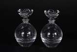 Quatro peças diversas de vidro/cristal, sendo: ... - Quatro peças diversas de vidro/cristal, sendo: dois perfumeiros, enfeite na forma de coração e um porta confeito.