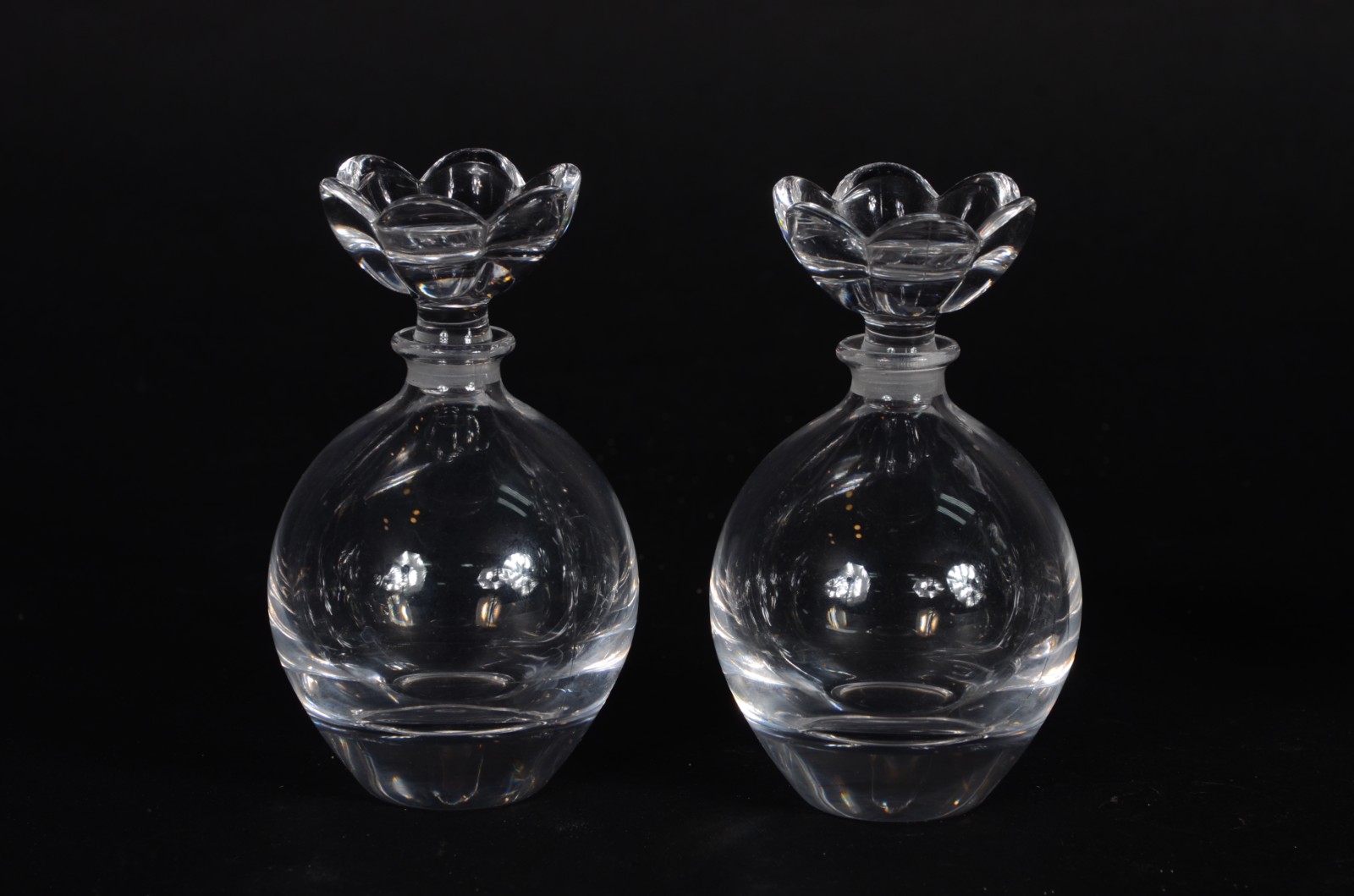 Quatro peças diversas de vidro/cristal, sendo: dois perfumeiros... - foto 2 de 7