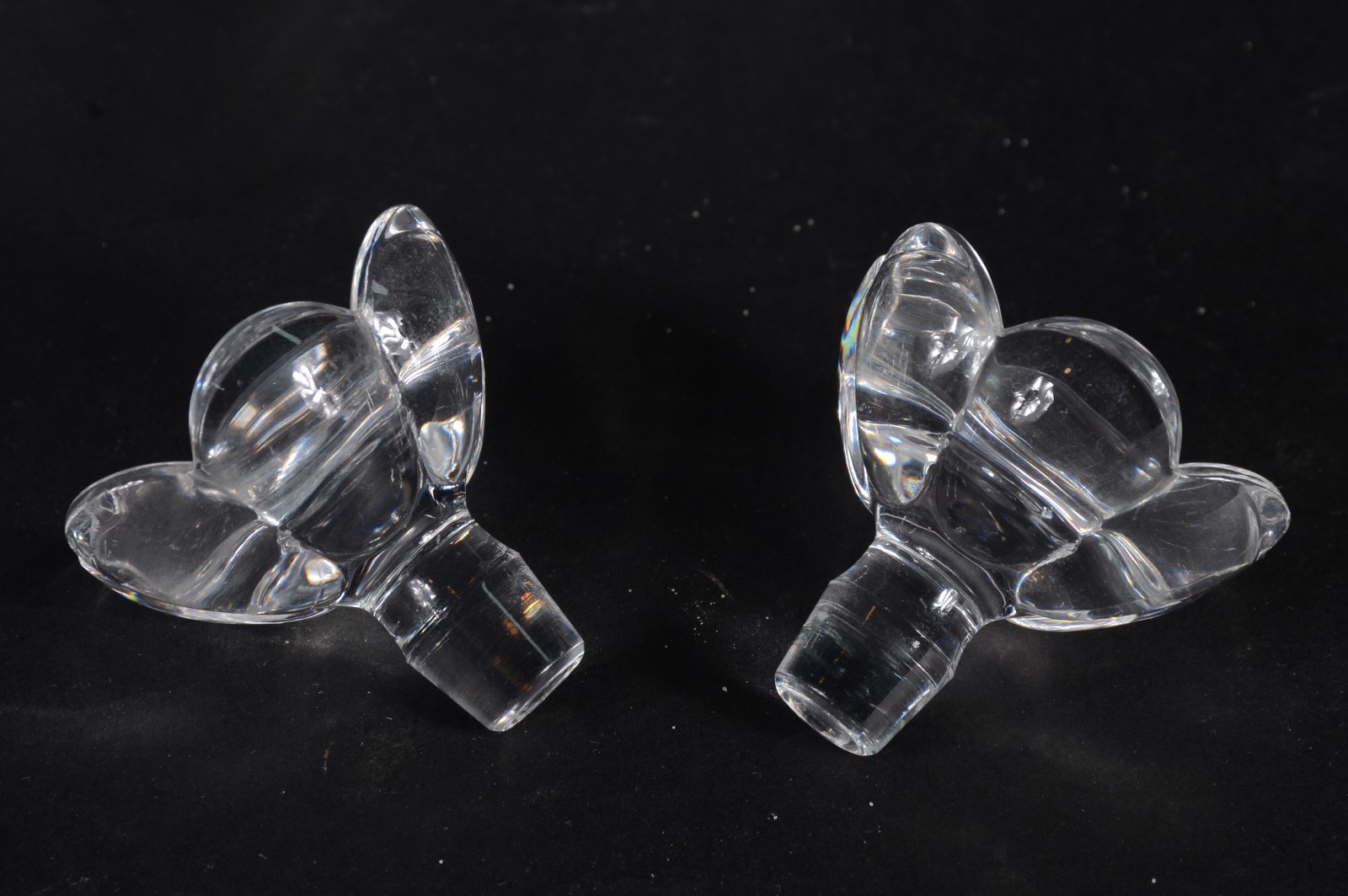 Quatro peças diversas de vidro/cristal, sendo: dois perfumeiros... - foto 5 de 7