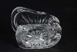Quatro peças diversas de vidro/cristal, sendo: ... - Quatro peças diversas de vidro/cristal, sendo: dois perfumeiros, enfeite na forma de coração e um porta confeito.