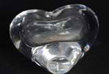 Quatro peças diversas de vidro/cristal, sendo: ... - Quatro peças diversas de vidro/cristal, sendo: dois perfumeiros, enfeite na forma de coração e um porta confeito.