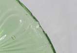 Compoteira de vidrão verde trabalhado em relevo... - Compoteira de vidrão verde trabalhado em relevo. Lascado na borda.