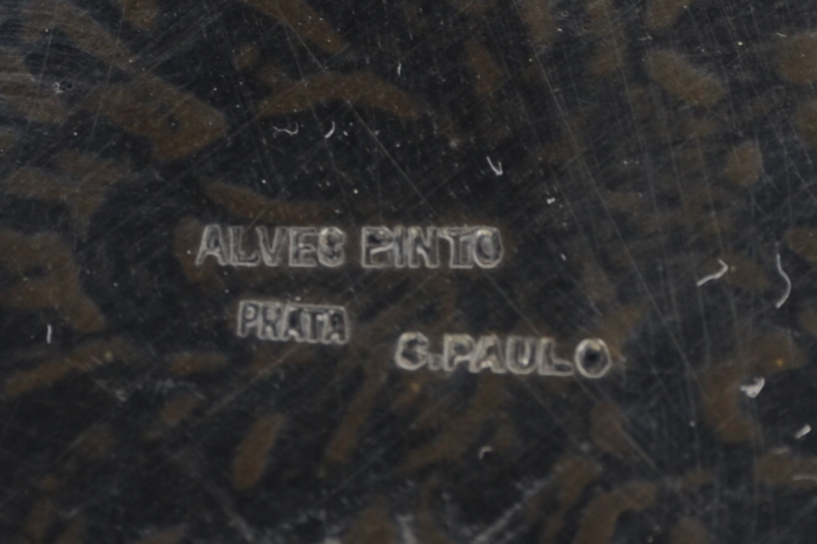 Salva de prata, borda recortada, fundo cinzelado, prateiro Alves... - foto 4 de 5