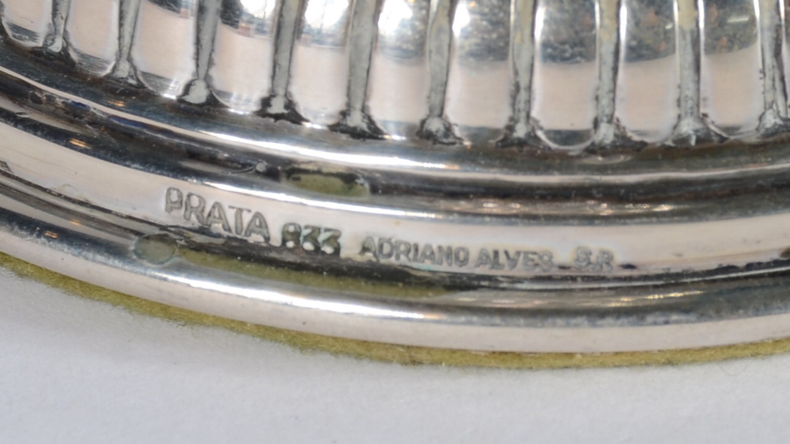 Par de castiçais de prata, detalhes gomados, contraste 833 mls... - foto 4 de 5