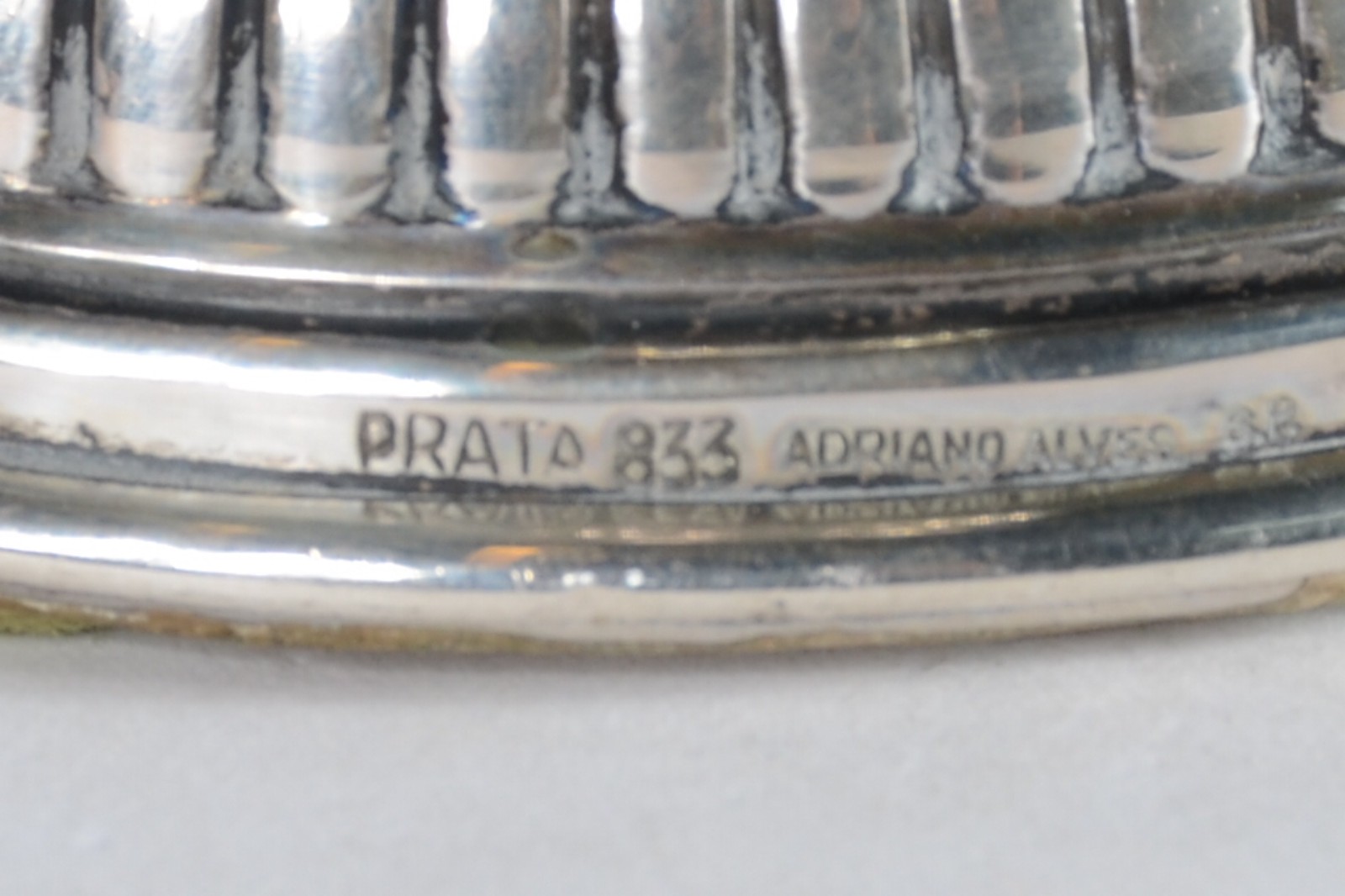 Par de castiçais de prata, detalhes gomados, contraste 833 mls... - foto 5 de 5
