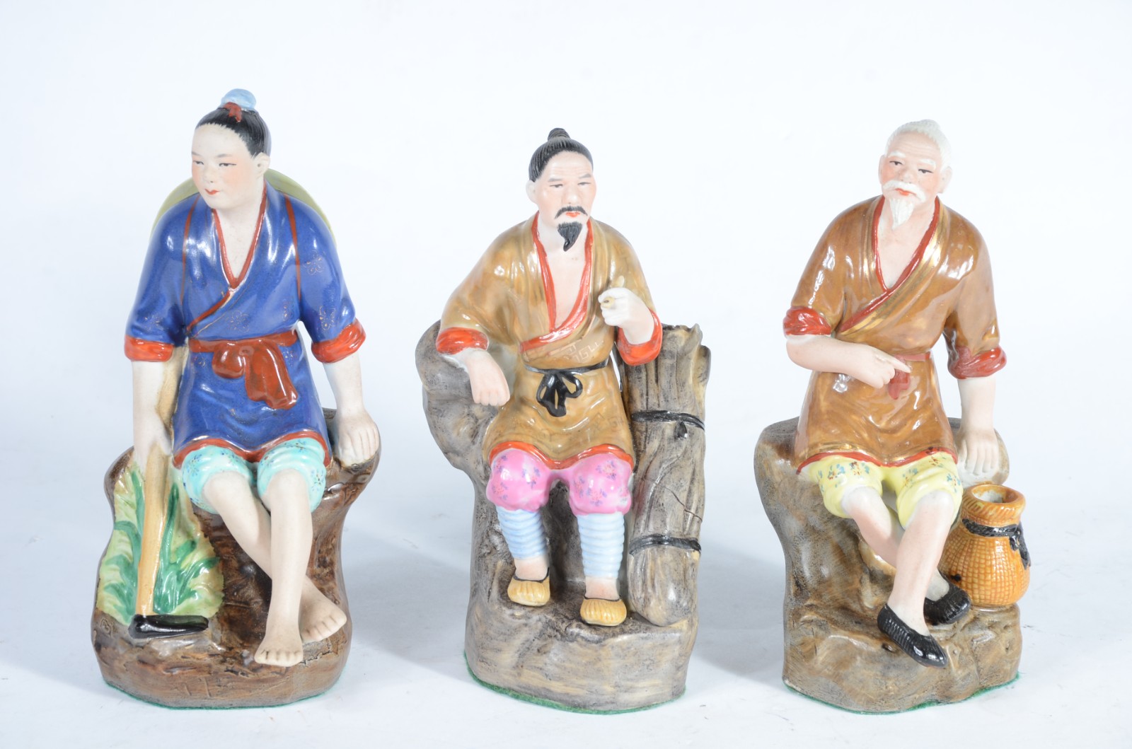Três figuras de porcelana oriental policromada. - foto 1 de 9