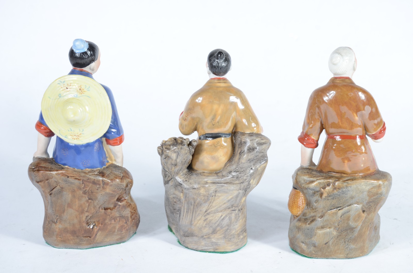 Três figuras de porcelana oriental policromada. - foto 2 de 9