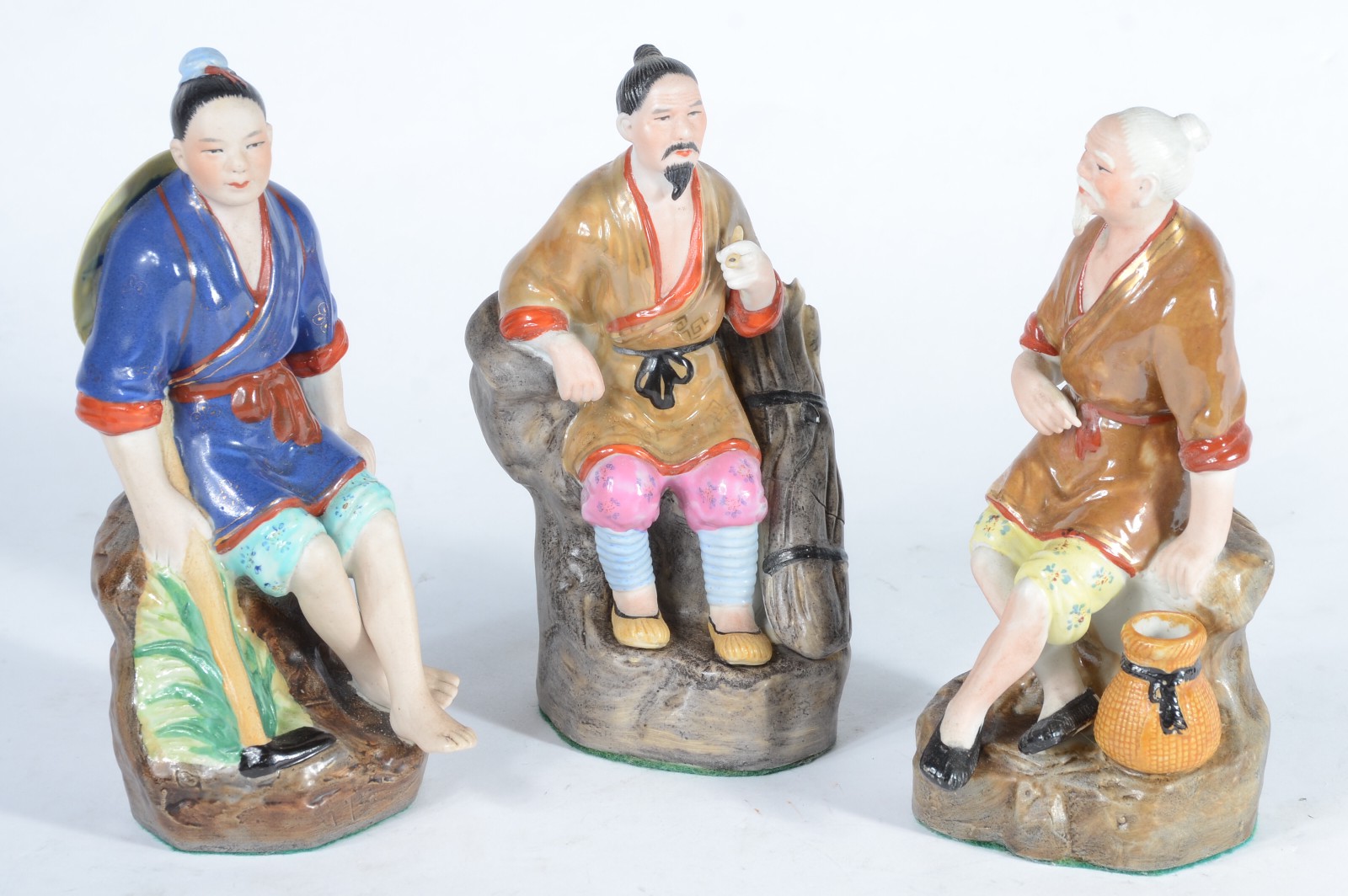 Três figuras de porcelana oriental policromada. - foto 5 de 9