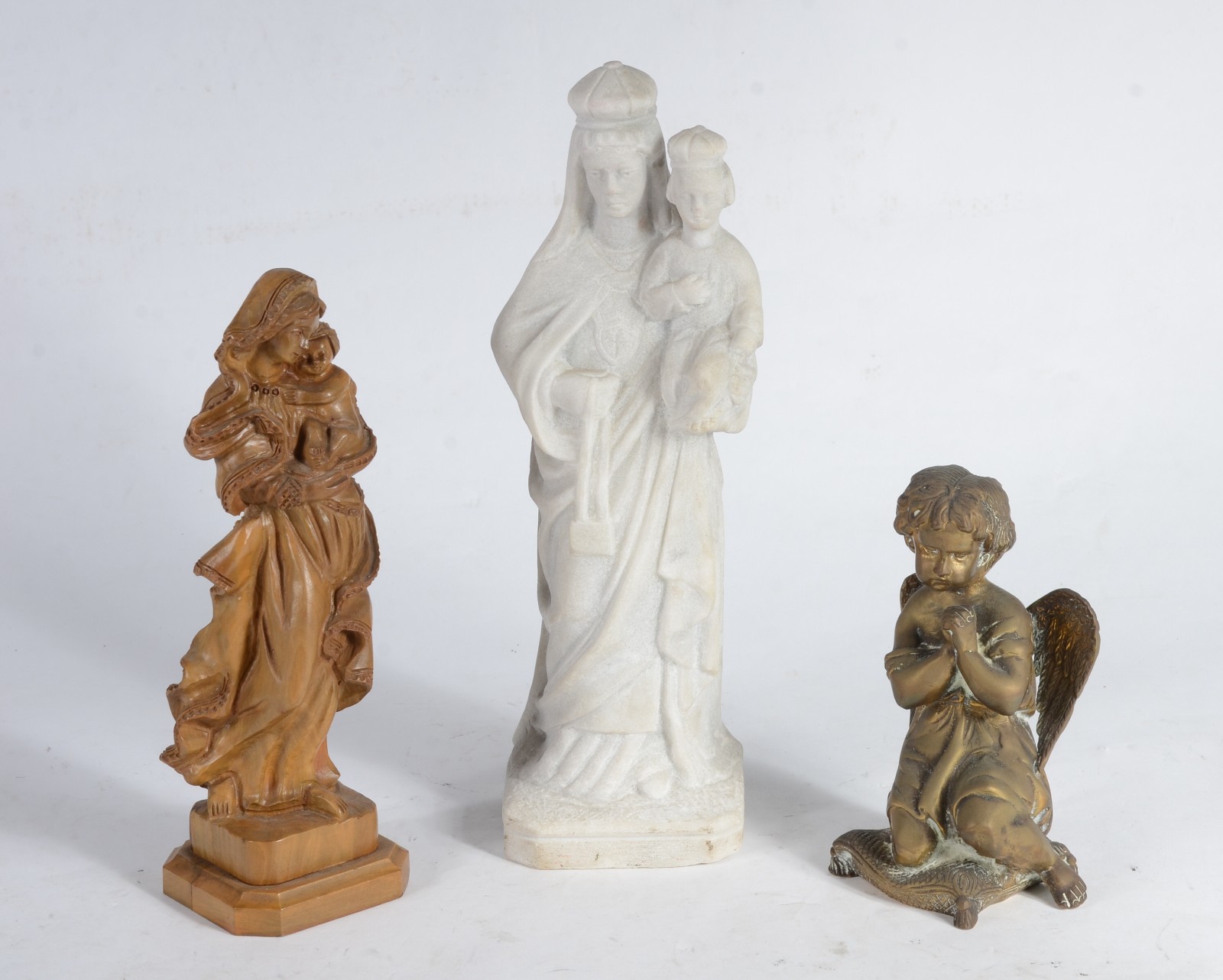 Três peças sacras, sendo: duas imagens de Nossa Senhora (pó de... - foto 1 de 8