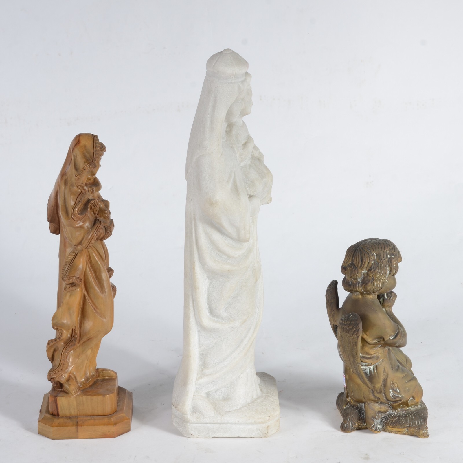 Três peças sacras, sendo: duas imagens de Nossa Senhora (pó de... - foto 2 de 8