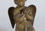 Três peças sacras, sendo: duas imagens de Nossa... - Três peças sacras, sendo: duas imagens de Nossa Senhora (pó de mármore) e madeira e figura de anjo de metal.